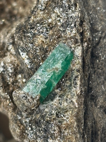 Smaragdkristalle auf Matrix, Habachtal EXTRA Qualität, Museumsstück Smaragd in Biotit Glimmer Matrix, Alpine Mineralien