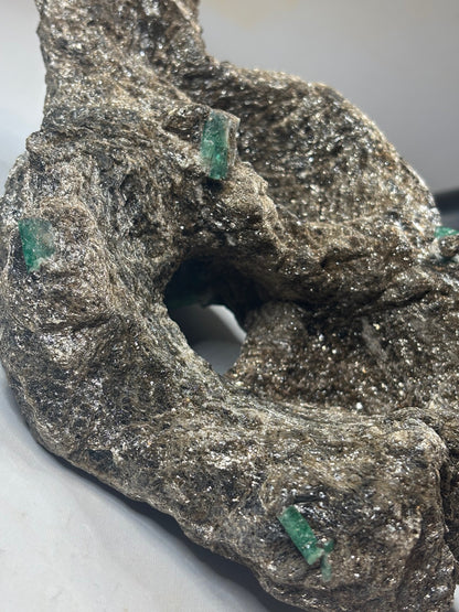 Smaragdkristalle auf Matrix, Habachtal EXTRA Qualität, Museumsstück Smaragd in Biotit Glimmer Matrix, Alpine Mineralien