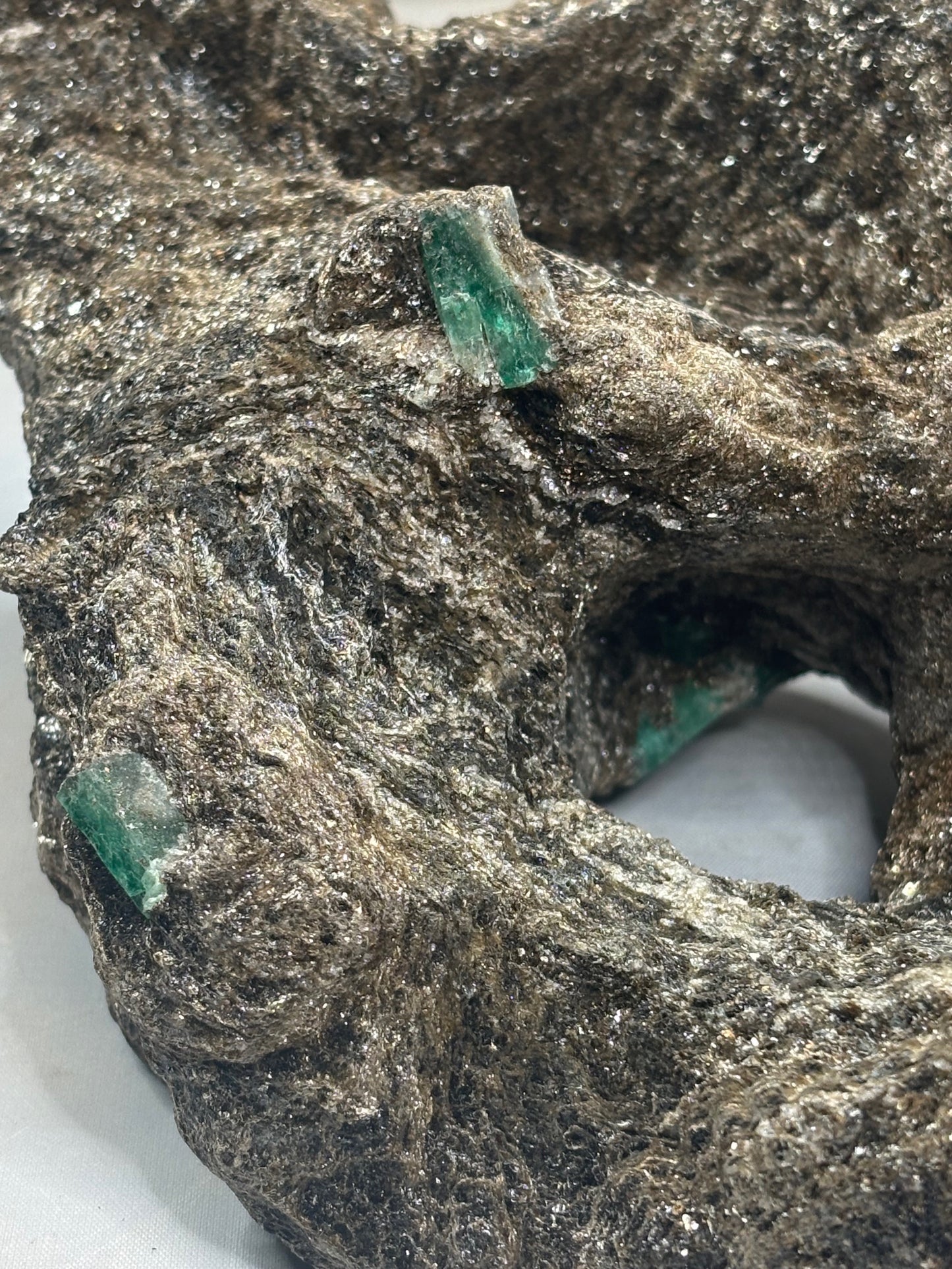 Smaragdkristalle auf Matrix, Habachtal EXTRA Qualität, Museumsstück Smaragd in Biotit Glimmer Matrix, Alpine Mineralien