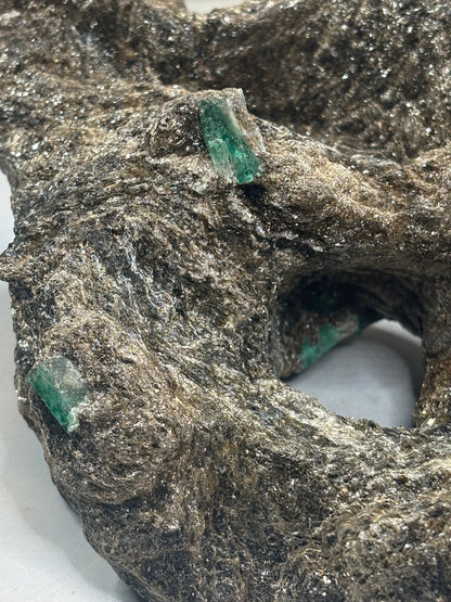Smaragdkristalle auf Matrix, Habachtal EXTRA Qualität, Museumsstück Smaragd in Biotit Glimmer Matrix, Alpine Mineralien