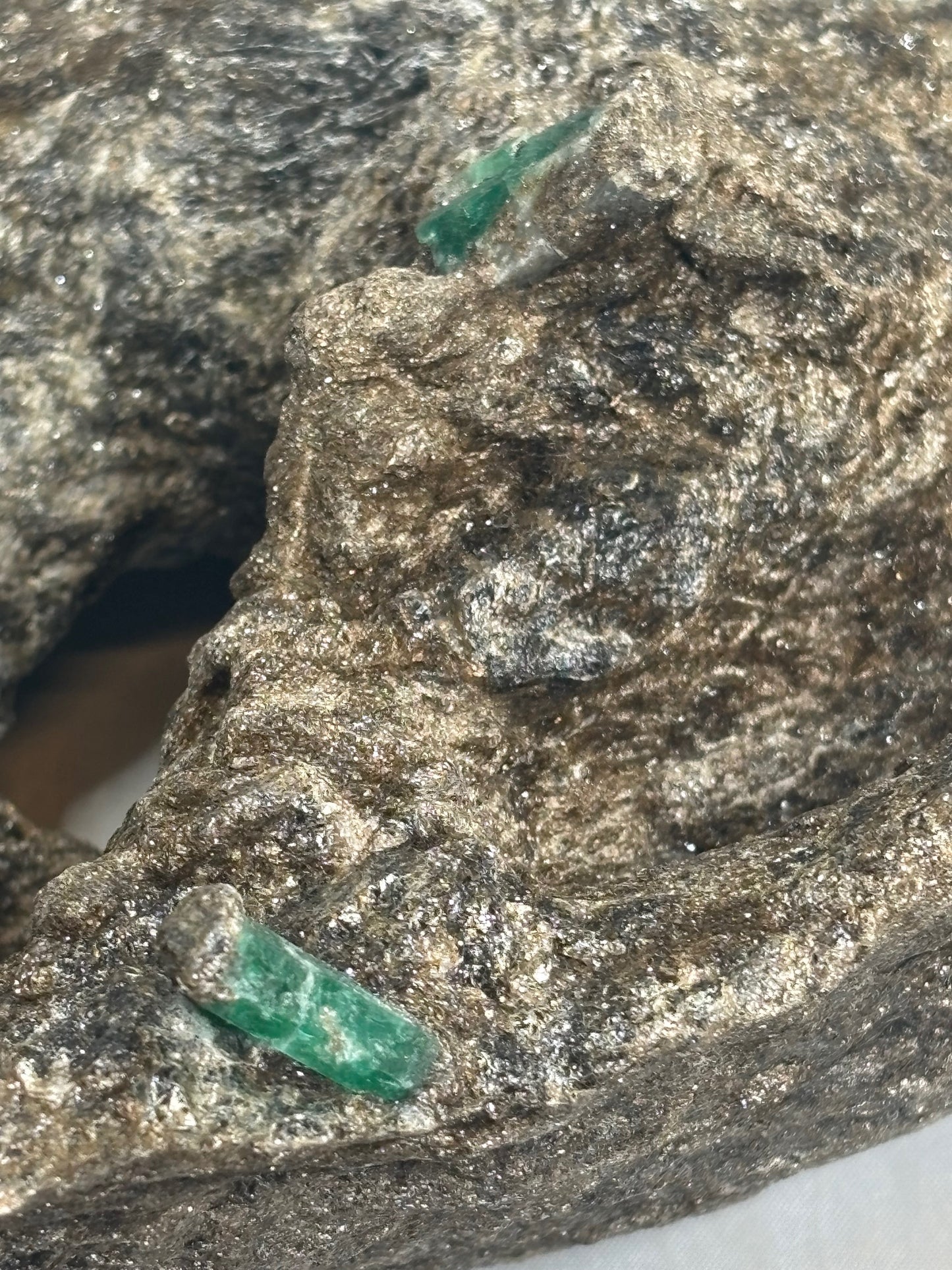 Smaragdkristalle auf Matrix, Habachtal EXTRA Qualität, Museumsstück Smaragd in Biotit Glimmer Matrix, Alpine Mineralien