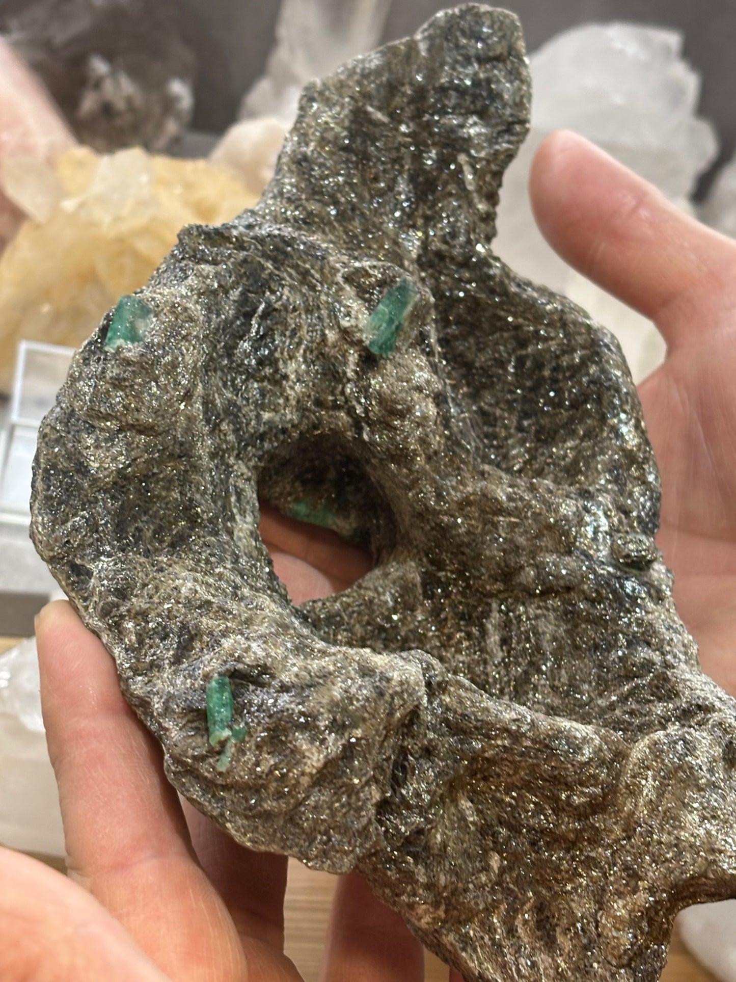 Smaragdkristalle auf Matrix, Habachtal EXTRA Qualität, Museumsstück Smaragd in Biotit Glimmer Matrix, Alpine Mineralien