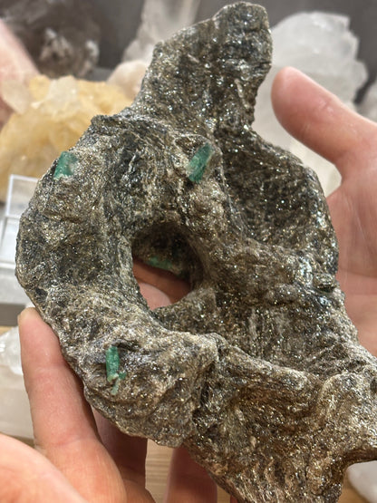 Smaragdkristalle auf Matrix, Habachtal EXTRA Qualität, Museumsstück Smaragd in Biotit Glimmer Matrix, Alpine Mineralien