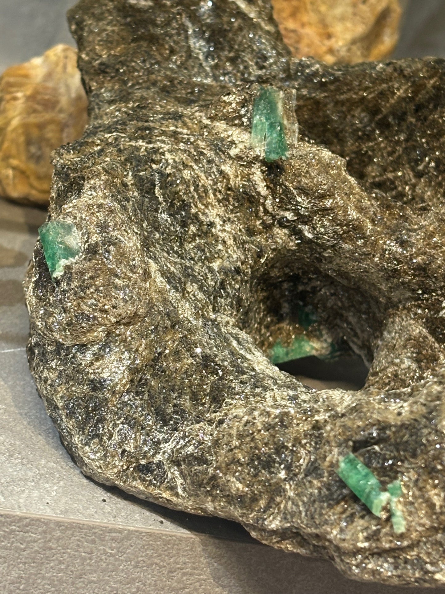 Smaragdkristalle auf Matrix, Habachtal EXTRA Qualität, Museumsstück Smaragd in Biotit Glimmer Matrix, Alpine Mineralien