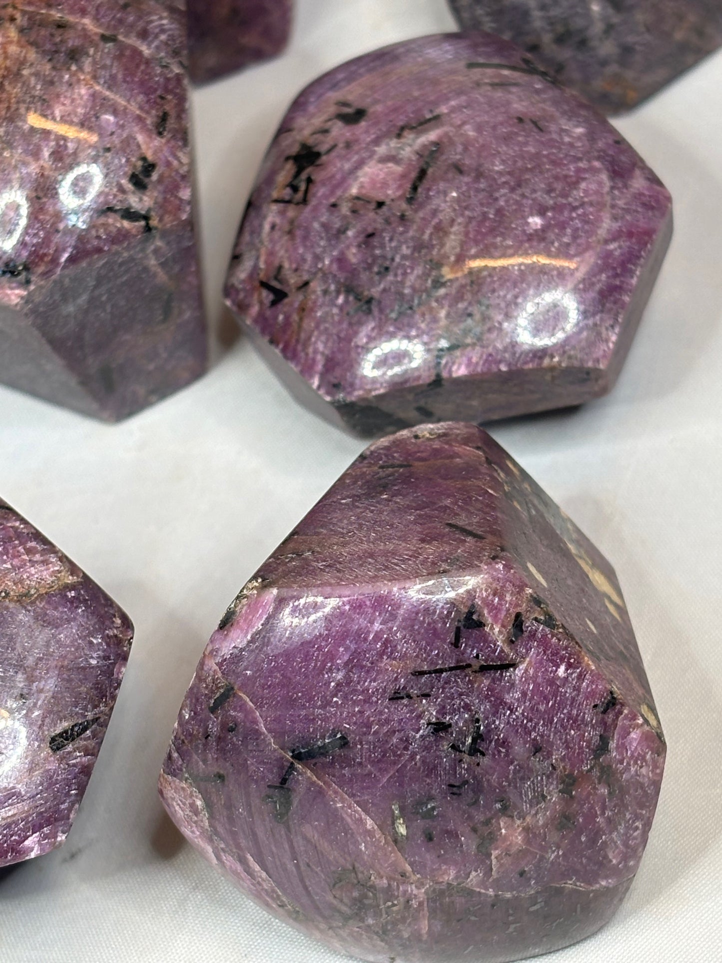 Sternrubinkristall XL hochglanzpoliert, (UV-aktiv) sehr gute Qualität Rubin Kristall