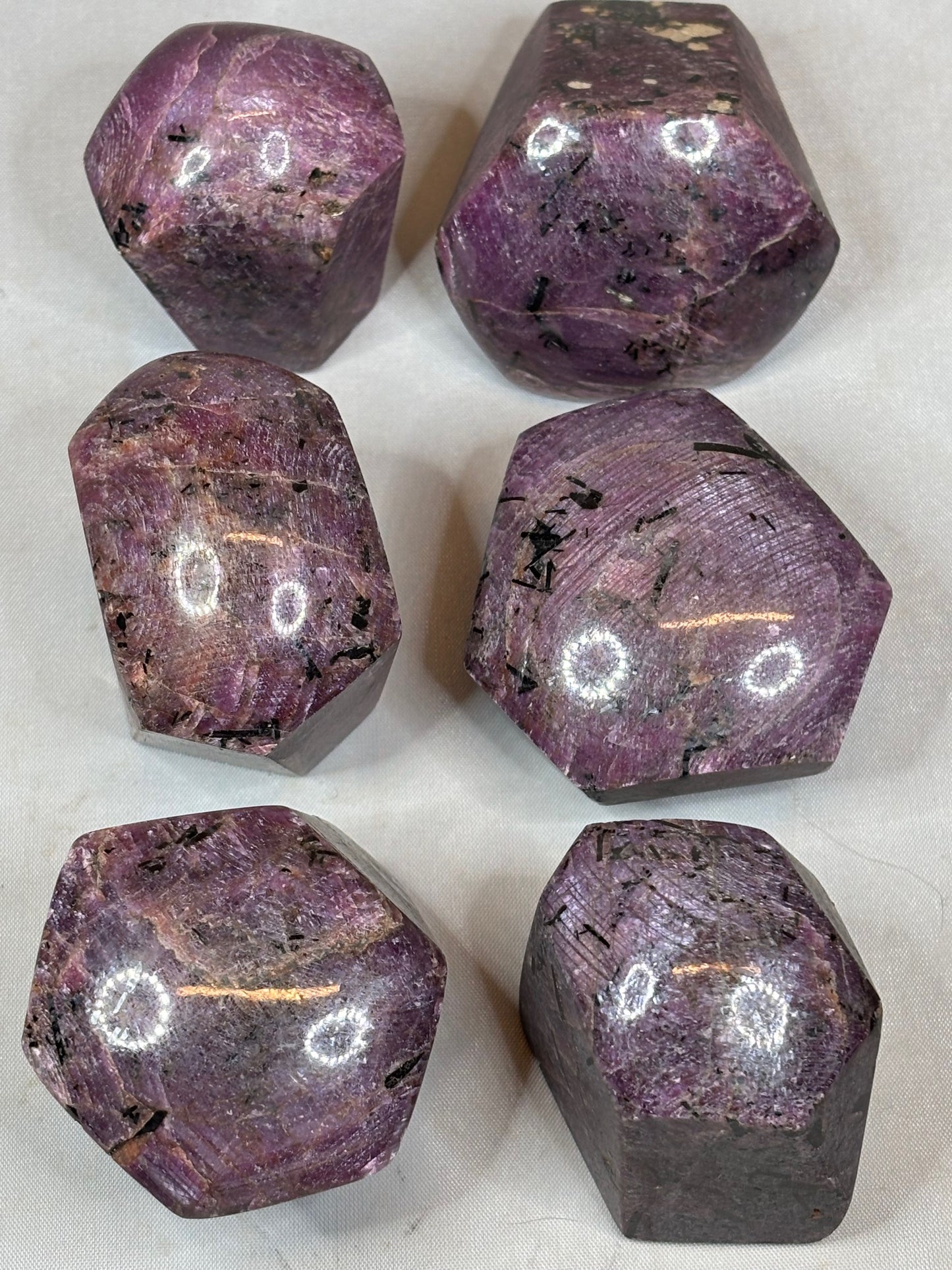 Sternrubinkristall XL hochglanzpoliert, (UV-aktiv) sehr gute Qualität Rubin Kristall