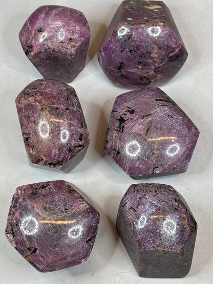 Sternrubinkristall XL hochglanzpoliert, (UV-aktiv) sehr gute Qualität Rubin Kristall