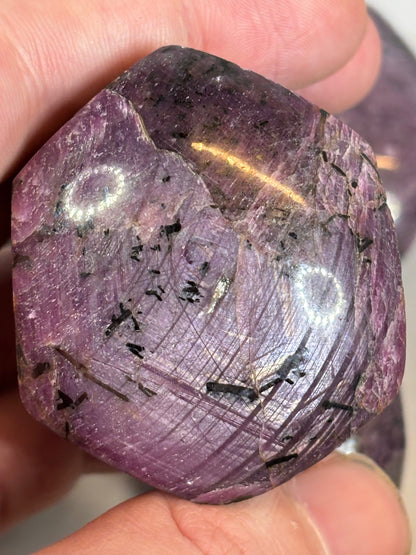 Sternrubinkristall XL hochglanzpoliert, (UV-aktiv) sehr gute Qualität Rubin Kristall