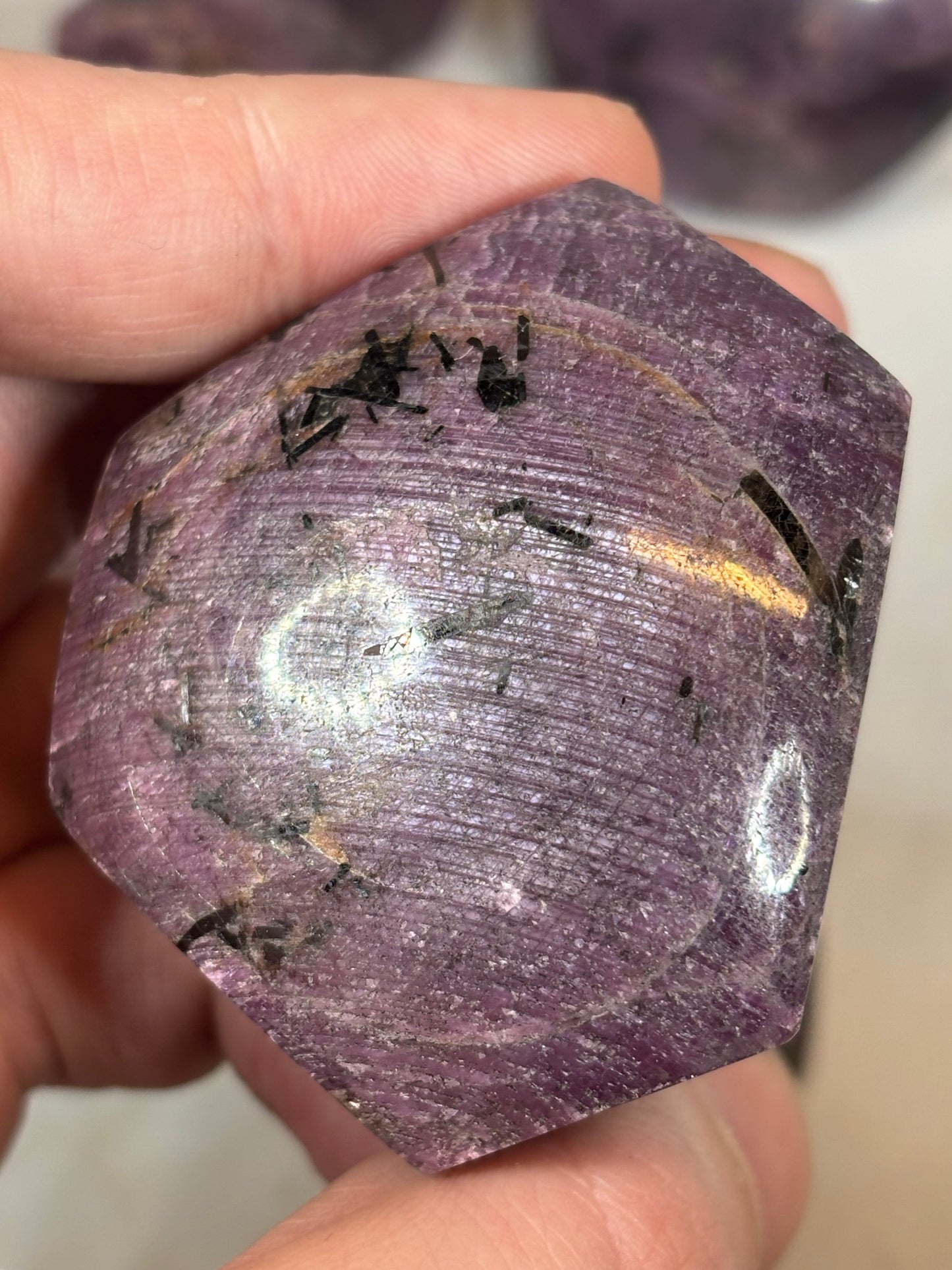 Sternrubinkristall XL hochglanzpoliert, (UV-aktiv) sehr gute Qualität Rubin Kristall