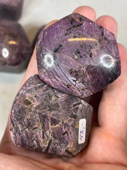 Sternrubinkristall XL hochglanzpoliert, (UV-aktiv) sehr gute Qualität Rubin Kristall