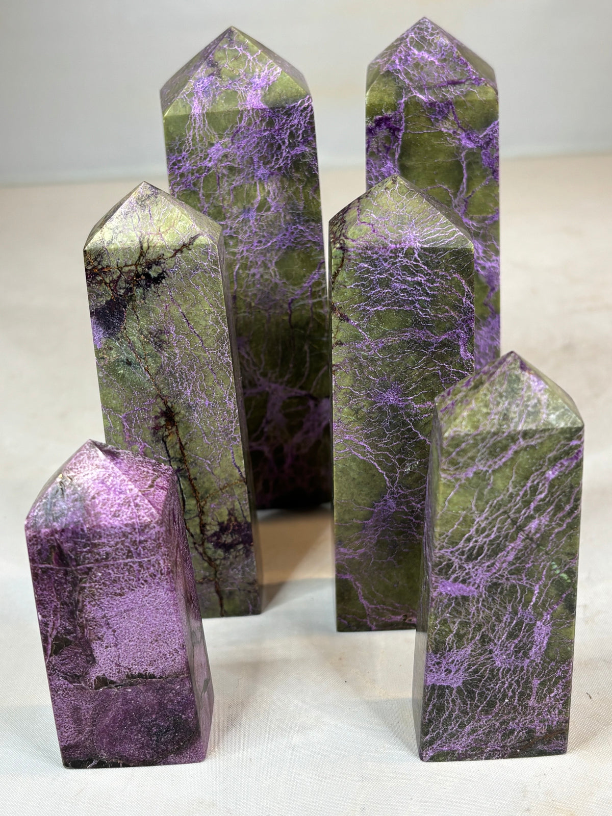 Atlantisit (Stichtit + Serpentin) Obelisk, verschiedene Größen