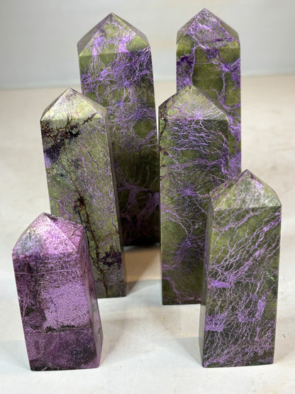 Atlantisit (Stichtit + Serpentin) Obelisk, verschiedene Größen
