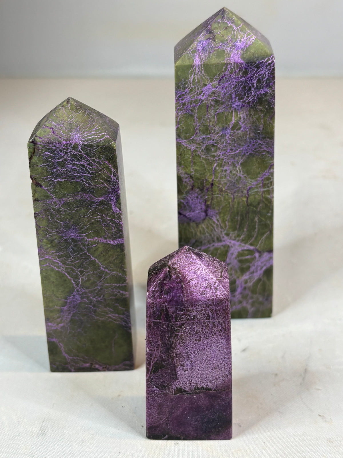 Atlantisit (Stichtit + Serpentin) Obelisk, verschiedene Größen