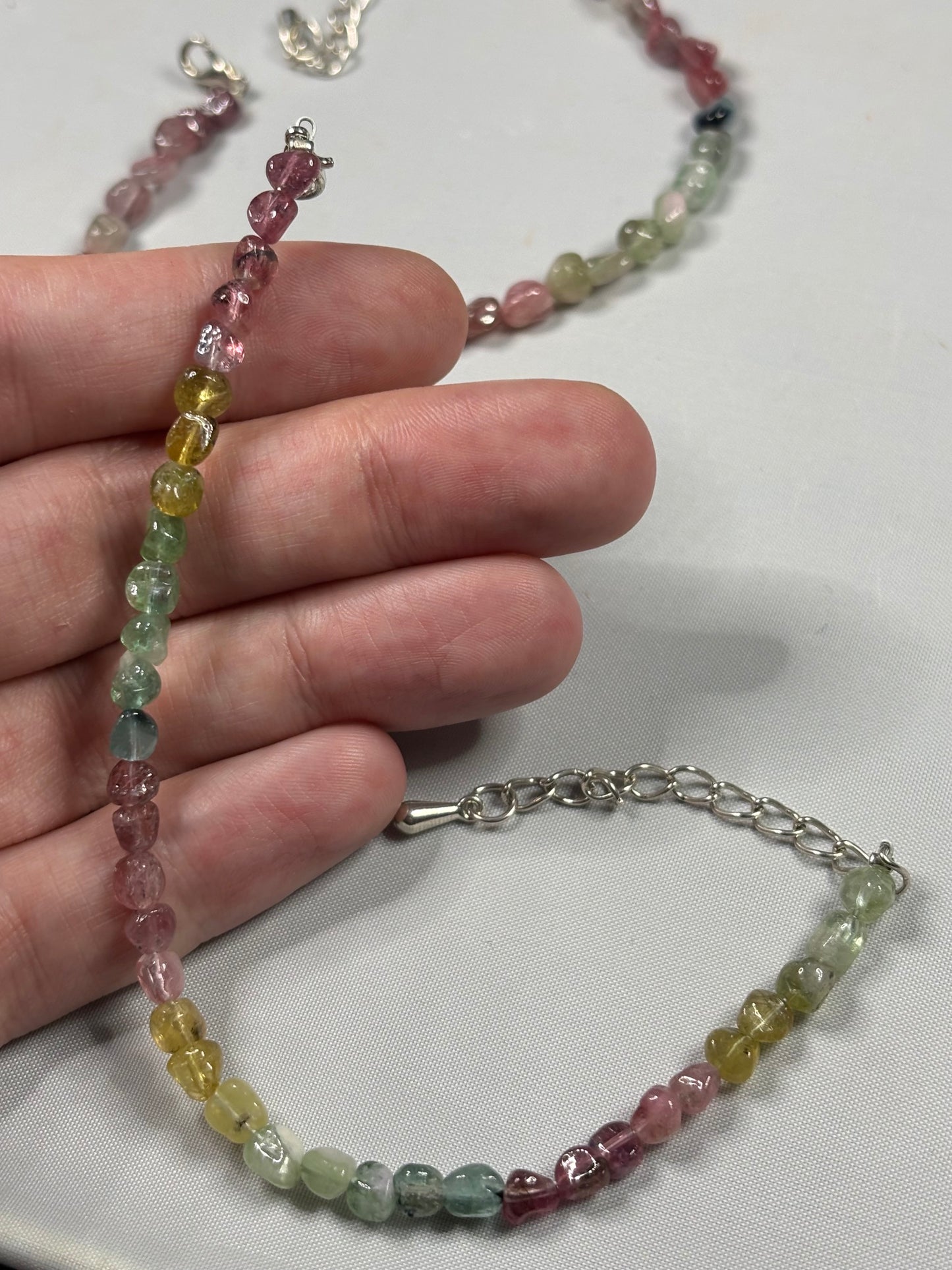 Buntes Turmalin Armband – Größenverstellbar (Regenbogen-Turmalin)