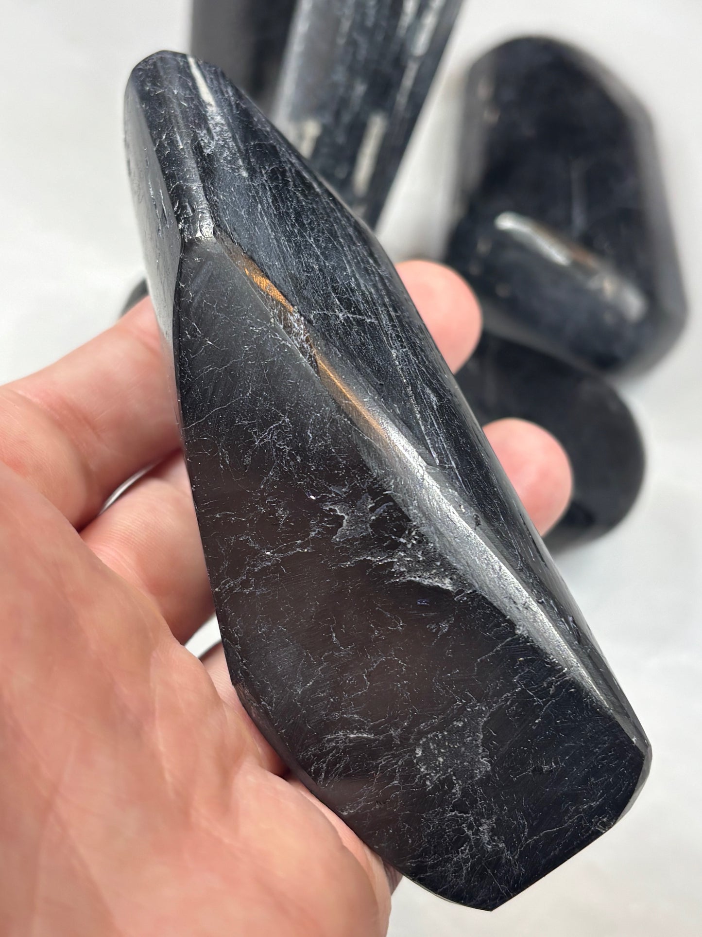 Turmalin schwarz Kristall hochglanzpoliert, beste Qualität teilweise freistehend