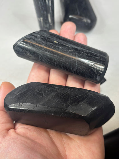 Turmalin schwarz Kristall hochglanzpoliert, beste Qualität teilweise freistehend