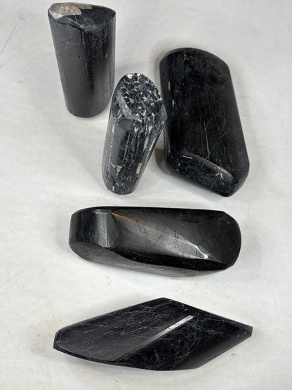 Turmalin schwarz Kristall hochglanzpoliert, beste Qualität teilweise freistehend