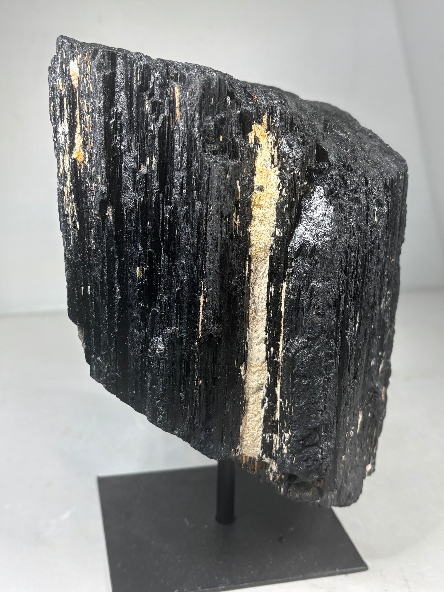 Schwarzer Turmalin Kristall (Schörl) XL auf Metallständer – über 3 kg Solitär aus Brasilien