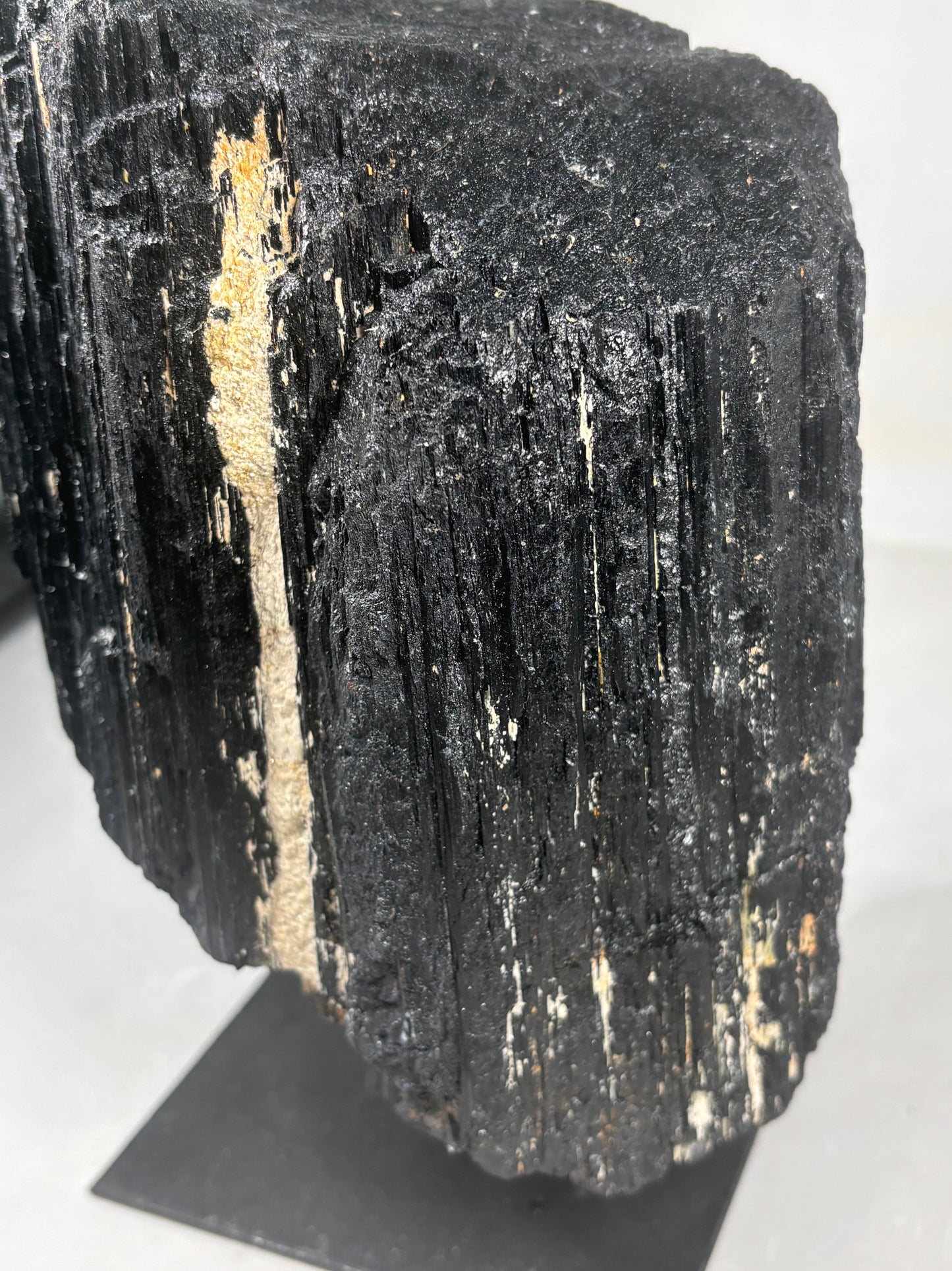 Schwarzer Turmalin Kristall (Schörl) XL auf Metallständer – über 3 kg Solitär aus Brasilien