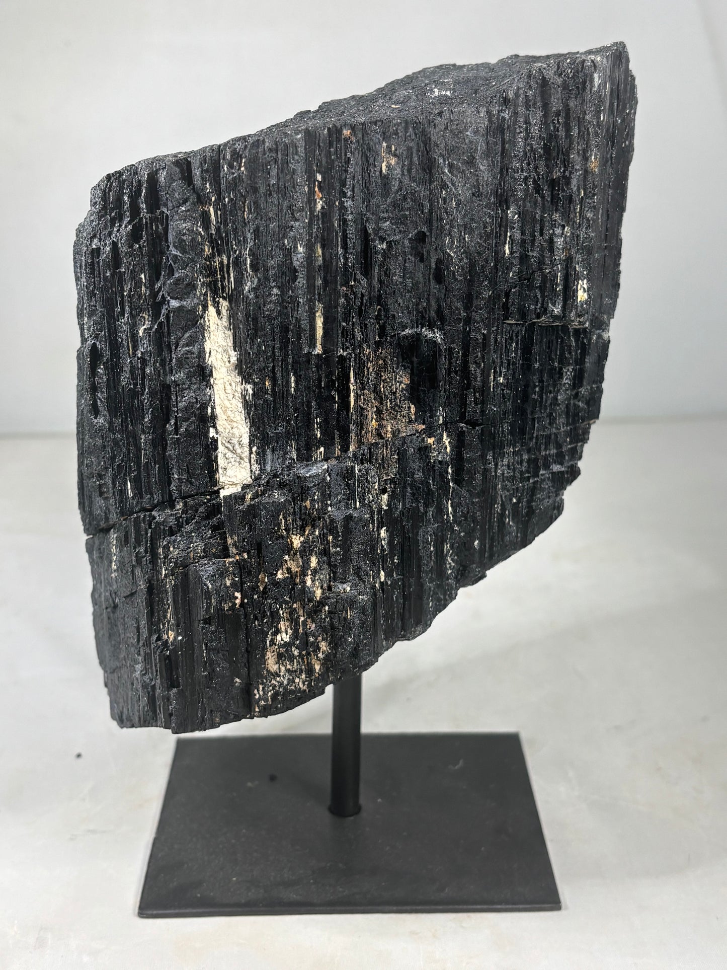 Schwarzer Turmalin Kristall (Schörl) XL auf Metallständer – über 3 kg Solitär aus Brasilien