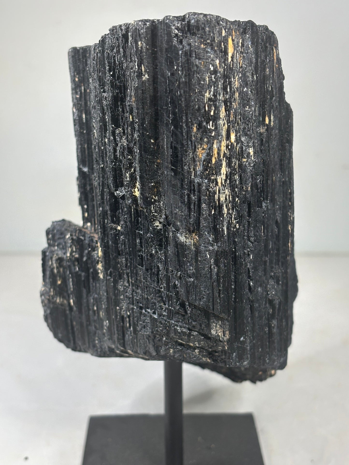 Schwarzer Turmalin Kristall (Schörl) XL auf Metallständer – über 3 kg Solitär aus Brasilien