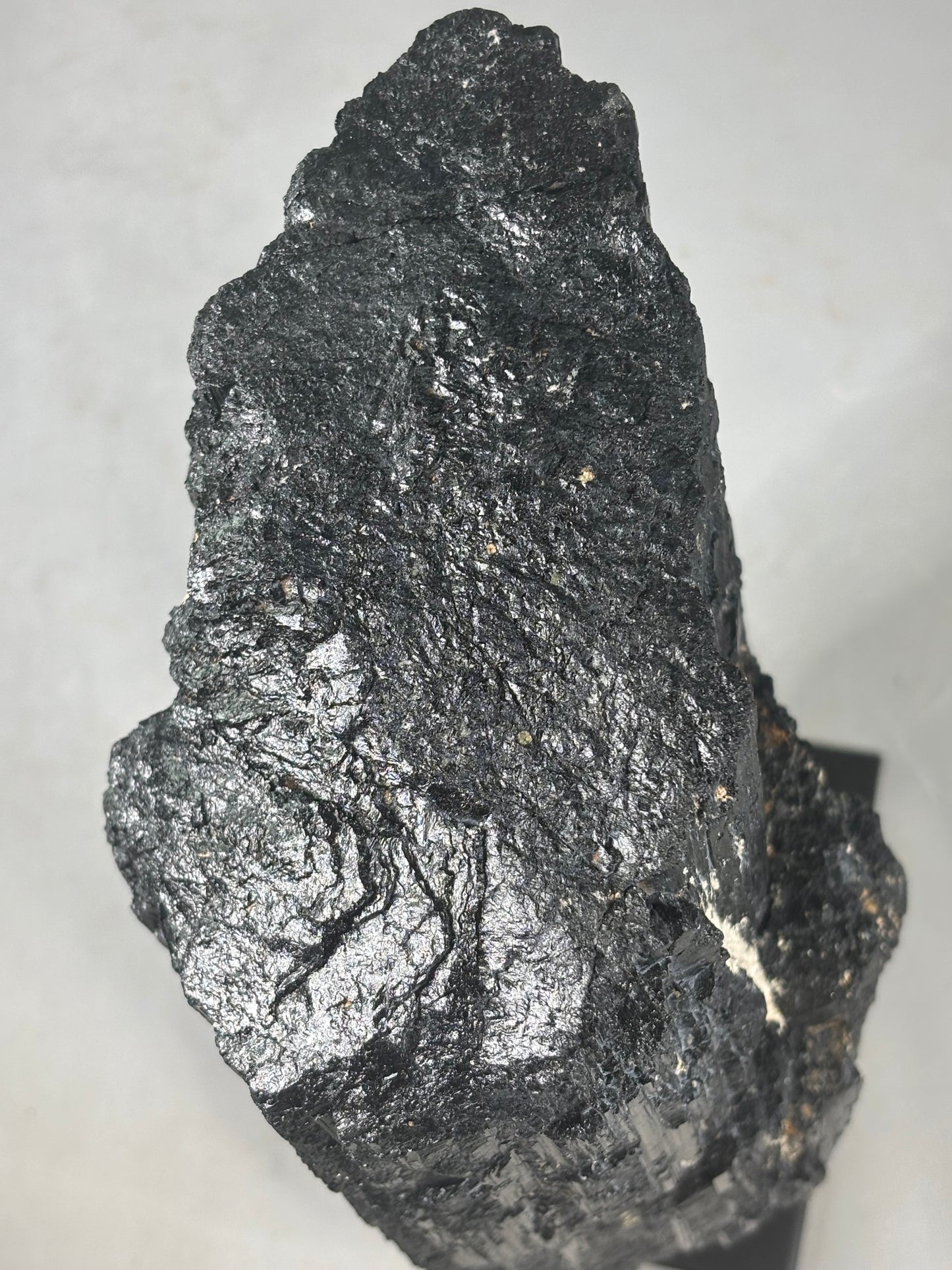 Schwarzer Turmalin Kristall (Schörl) XL auf Metallständer – über 3 kg Solitär aus Brasilien