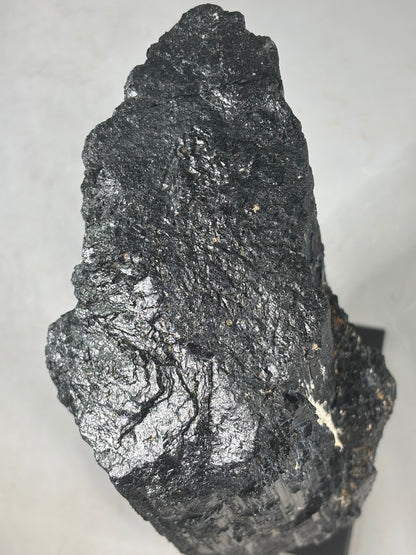 Schwarzer Turmalin Kristall (Schörl) XL auf Metallständer – über 3 kg Solitär aus Brasilien