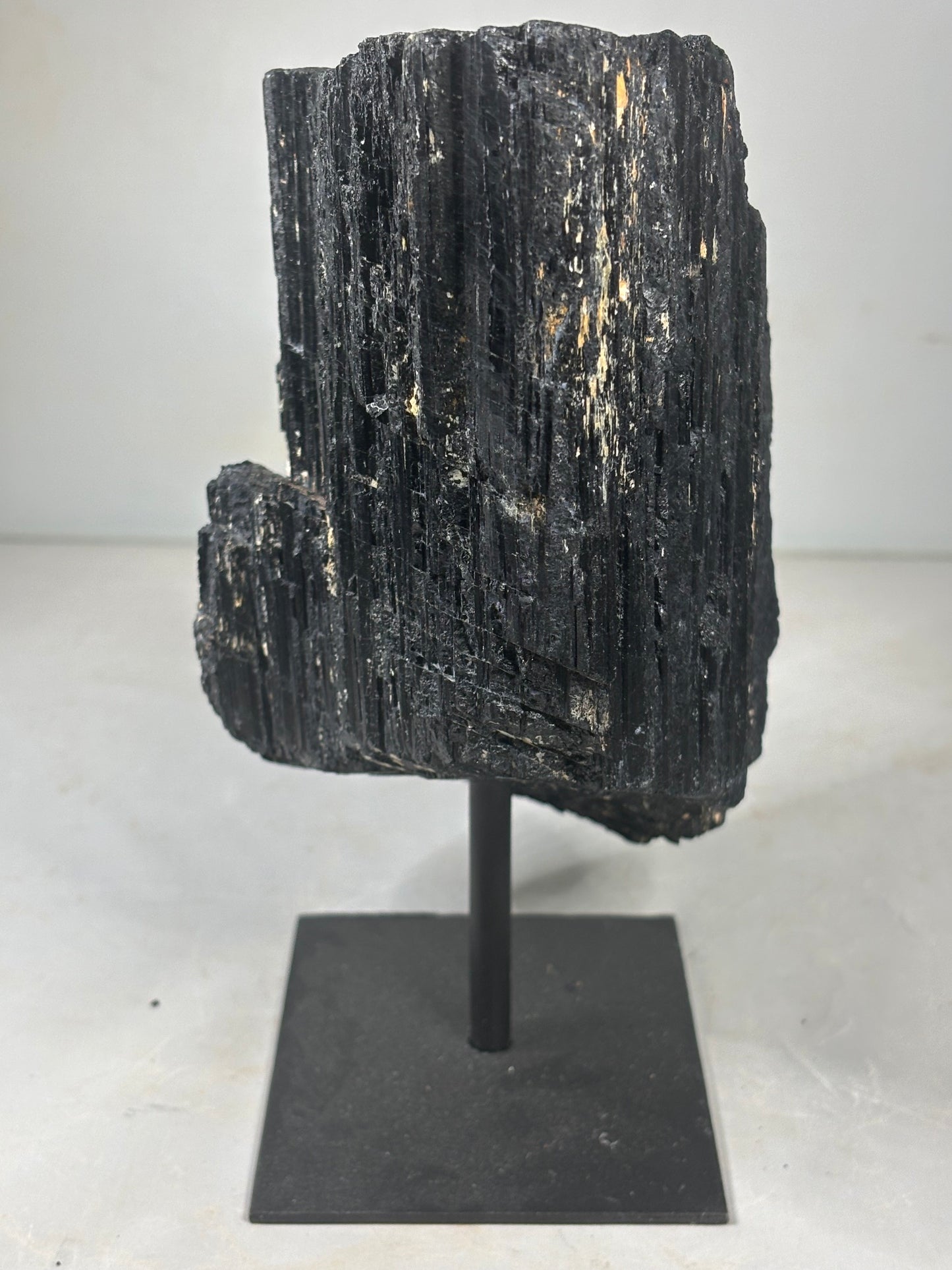 Schwarzer Turmalin Kristall (Schörl) XL auf Metallständer – über 3 kg Solitär aus Brasilien
