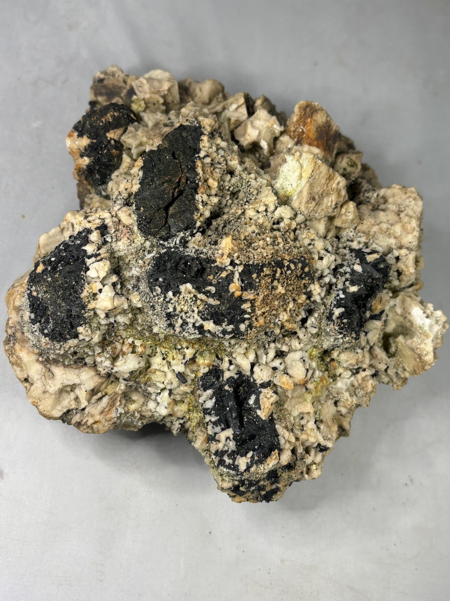 Aegirin Akmit auf Feldspat Kristallen, über 3000 Gramm XXL Museumsstück, Gartendeko
