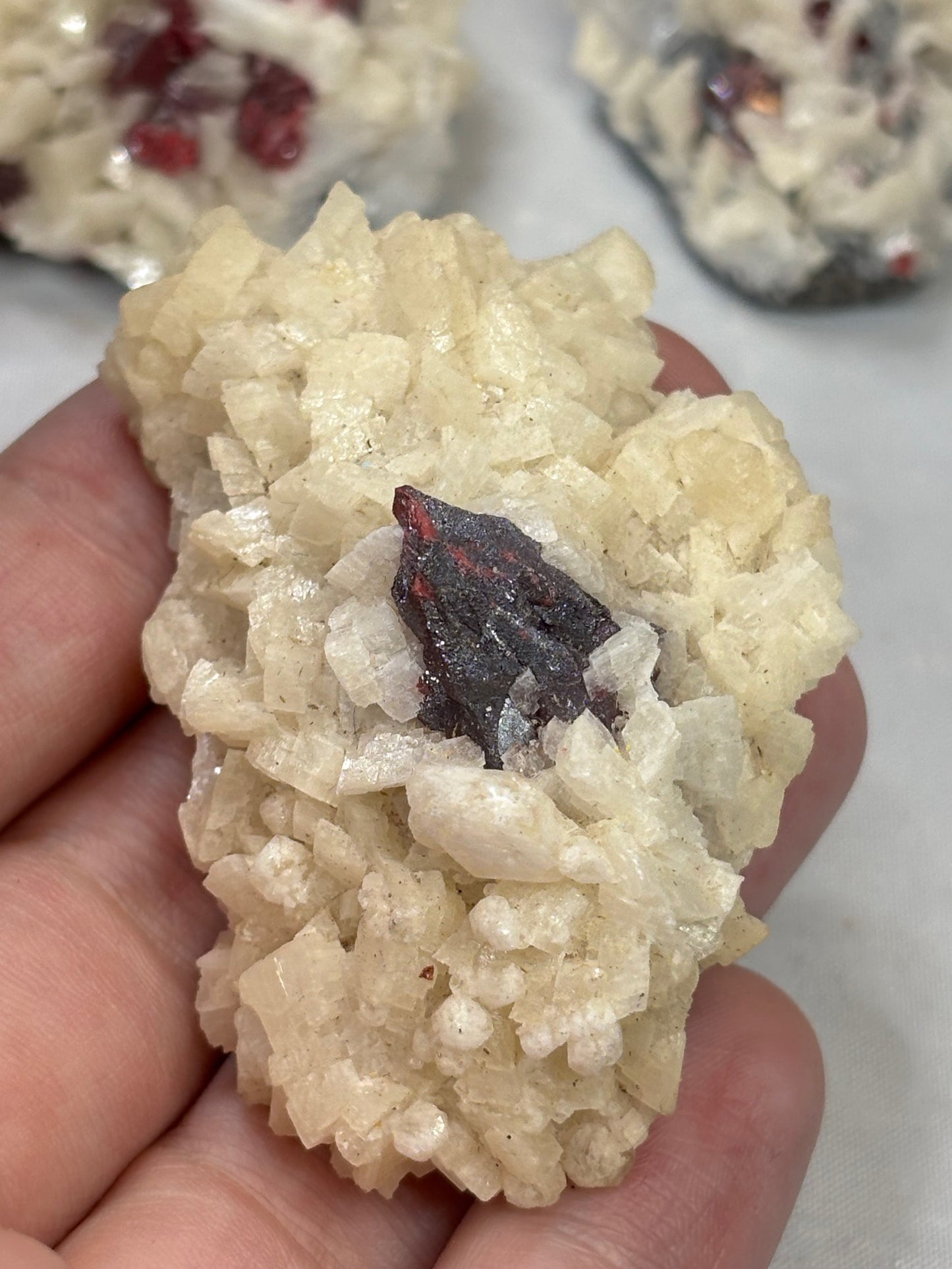 Zinnober (Cinnabarit) Kristalle auf Dolomit Matrix, in bester Qualität