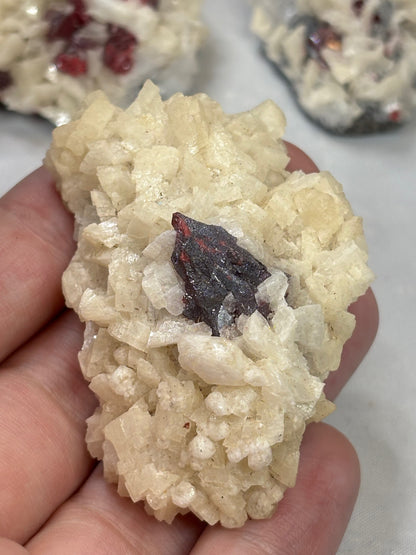 Zinnober (Cinnabarit) Kristalle auf Dolomit Matrix, in bester Qualität