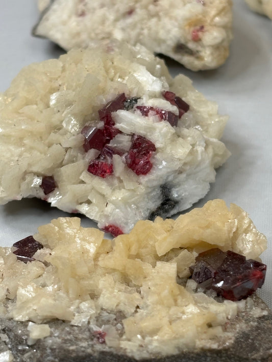 Zinnober (Cinnabarit) Kristalle auf Dolomit Matrix, in bester Qualität