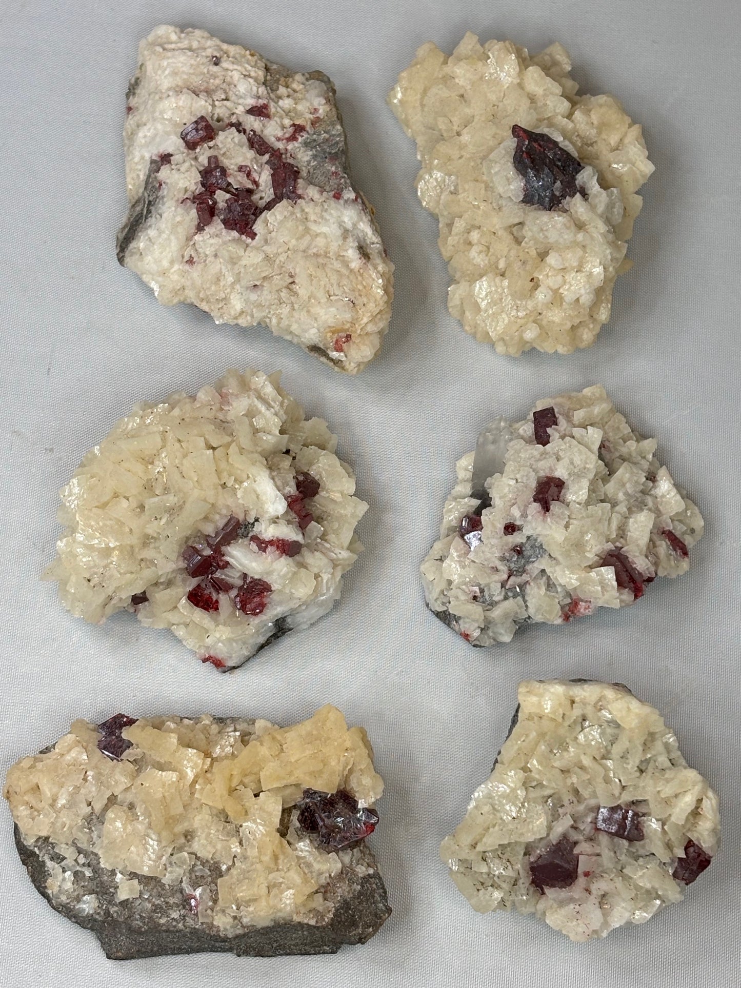 Zinnober (Cinnabarit) Kristalle auf Dolomit Matrix, in bester Qualität