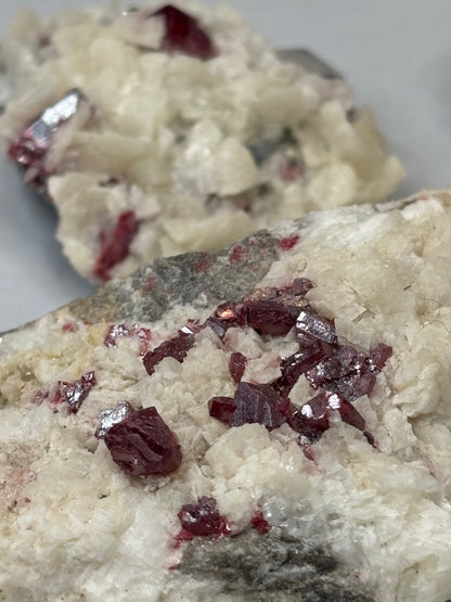 Zinnober (Cinnabarit) Kristalle auf Dolomit Matrix, in bester Qualität