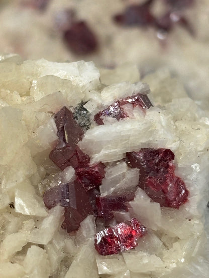 Zinnober (Cinnabarit) Kristalle auf Dolomit Matrix, in bester Qualität