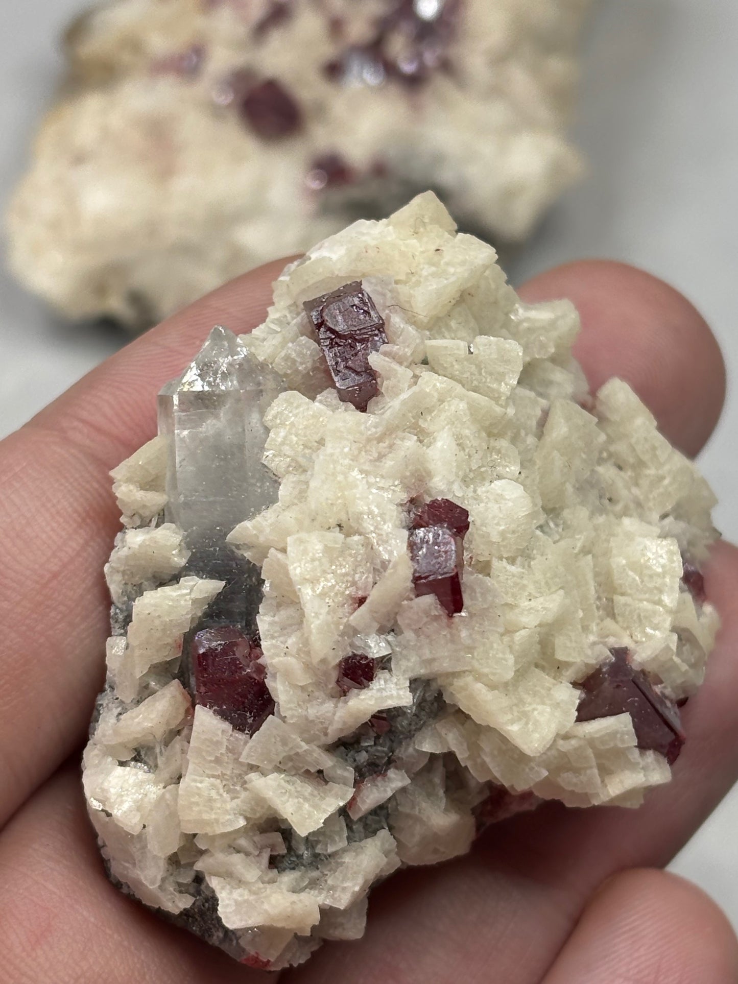 Zinnober (Cinnabarit) Kristalle auf Dolomit Matrix, in bester Qualität