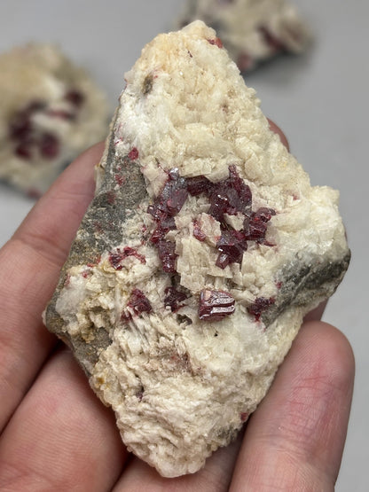 Zinnober (Cinnabarit) Kristalle auf Dolomit Matrix, in bester Qualität