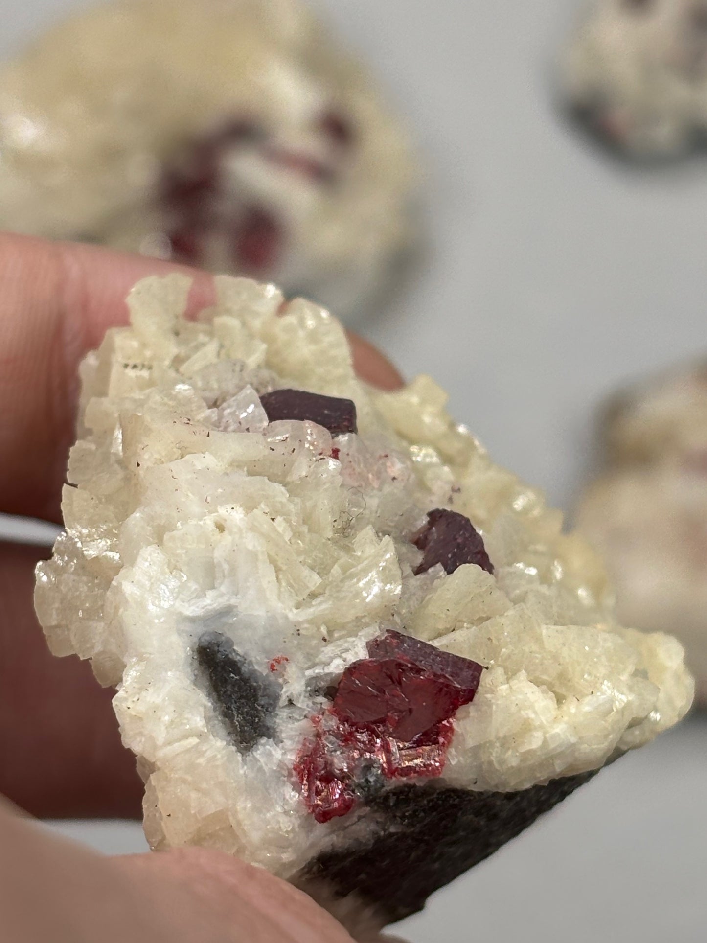 Zinnober (Cinnabarit) Kristalle auf Dolomit Matrix, in bester Qualität