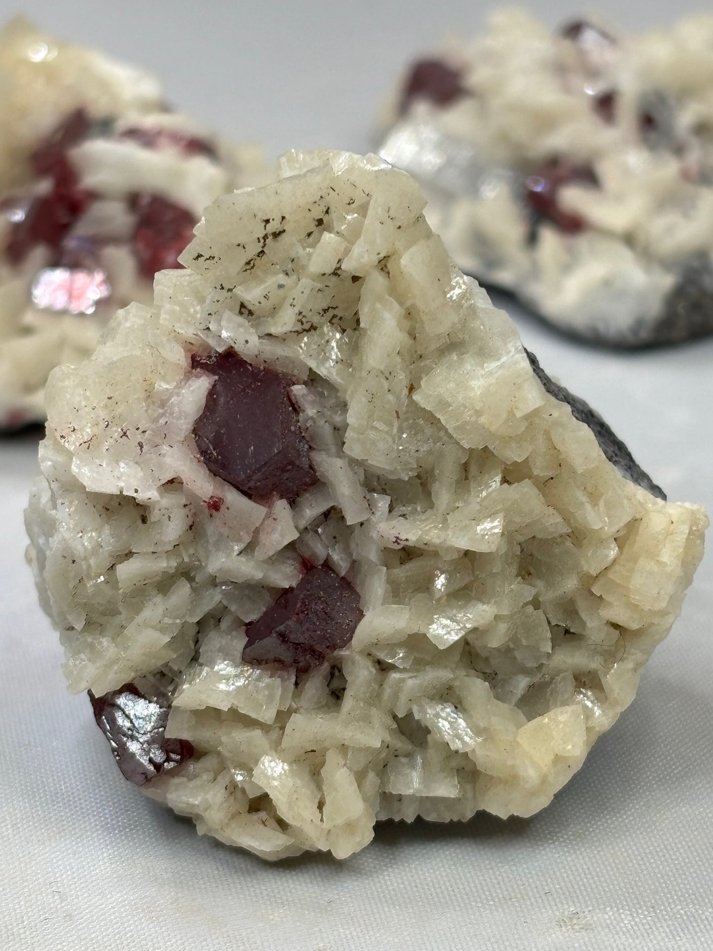 Zinnober (Cinnabarit) Kristalle auf Dolomit Matrix, in bester Qualität