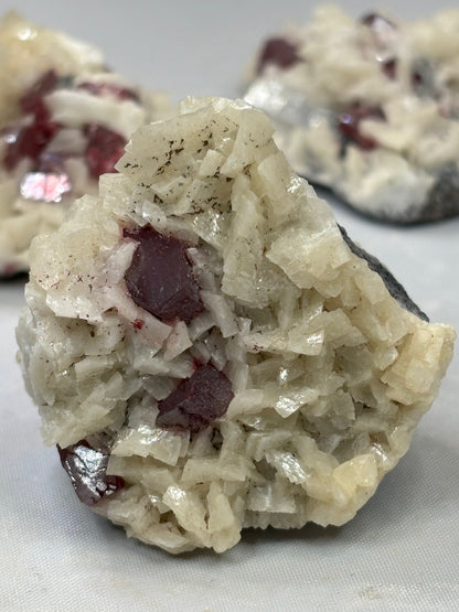 Zinnober (Cinnabarit) Kristalle auf Dolomit Matrix, in bester Qualität